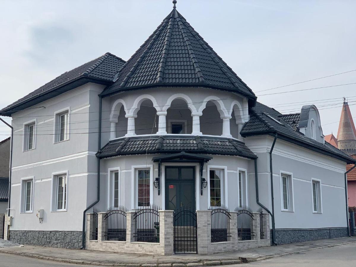 The Corner House Apartment Hunedoara Bagian luar foto