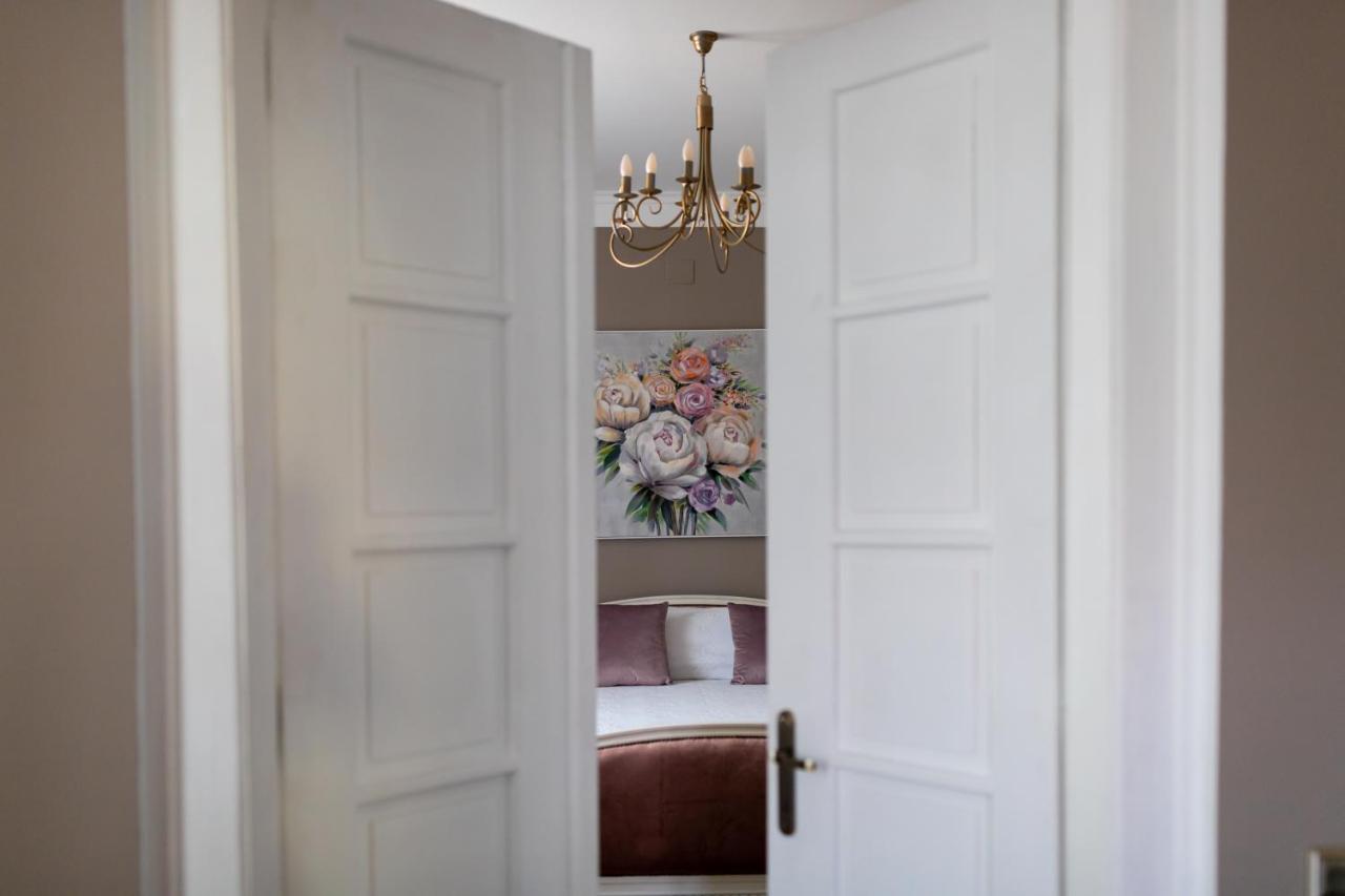 The Corner House Apartment Hunedoara Bagian luar foto